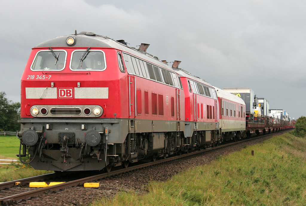Die 218 345-7 zieht den Syltshuttle in DT von Niebll durch Morsum Richtung Westerland auf Sylt am 19.08.2011