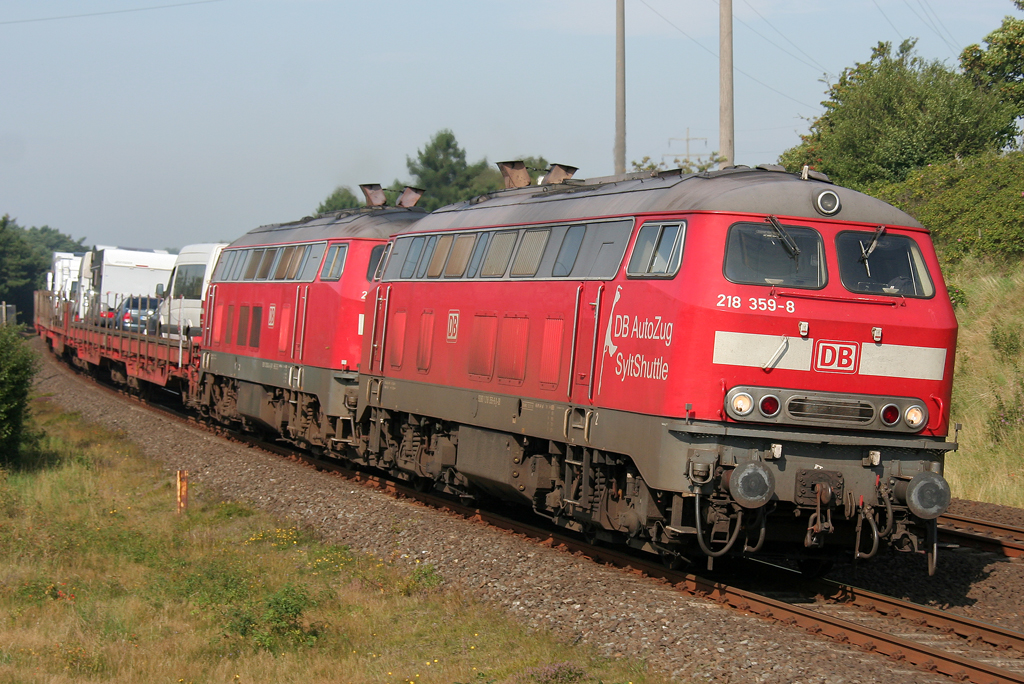 Die 218 359-8 zieht einen Syltshuttle von Westerland auf Sylt nach Niebll am 21.08.2011