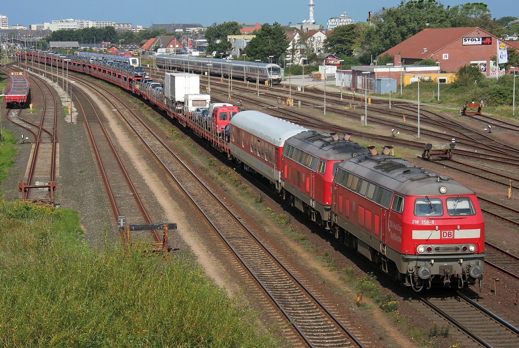 Die 218 359-8 zieht ihren Syltshuttle in DT ab Westerland Richtung Niebll am 20.08.2011