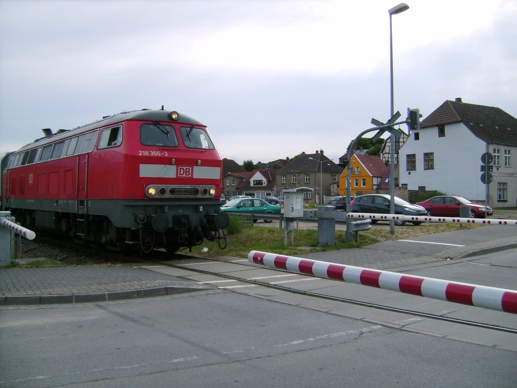 die 218 366-3 mit einem Intercity verlt den Bf Wolgast Hafen