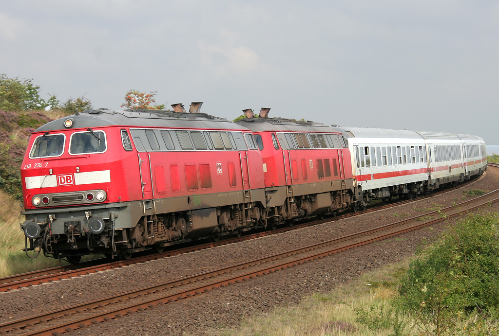 Die 218 374-7 zieht in DT einen IC von Niebll Richtung Westerland auf Sylt durch Morsum am 20.08.2011