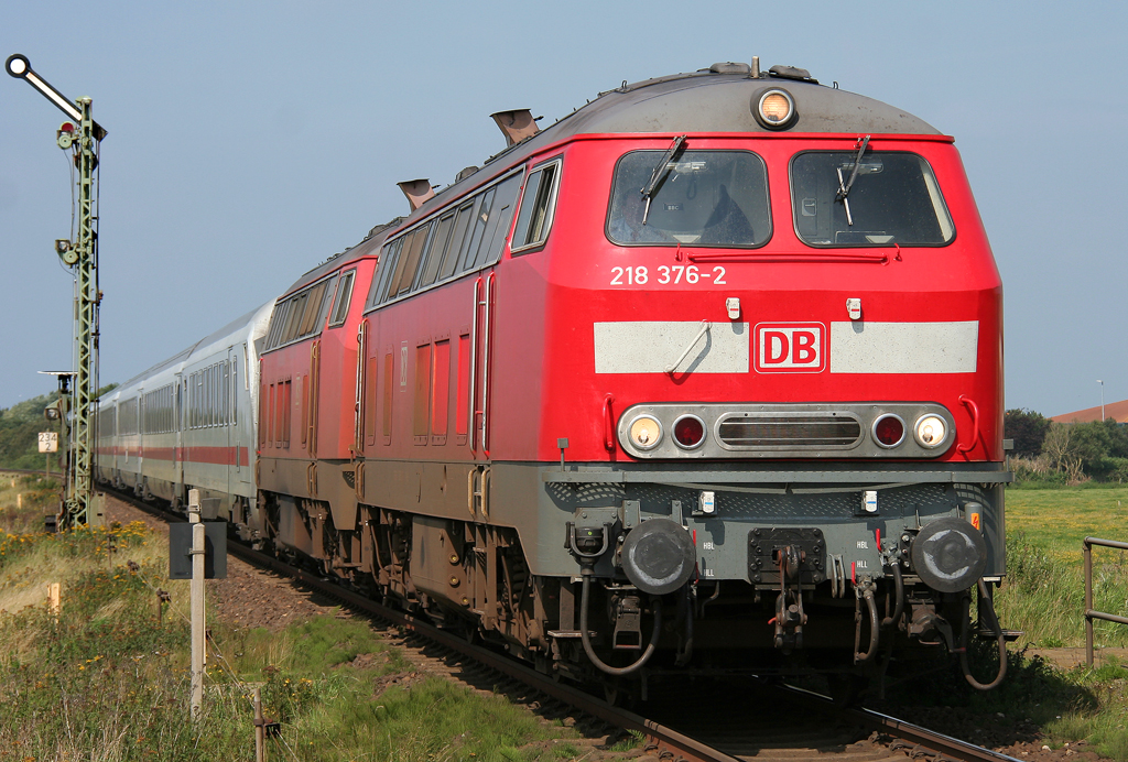 Die 218 376-2 zieht in DT einen IC von Wsterland auf Sylt durch Keitum Richtung Niebll am 20.08.2011