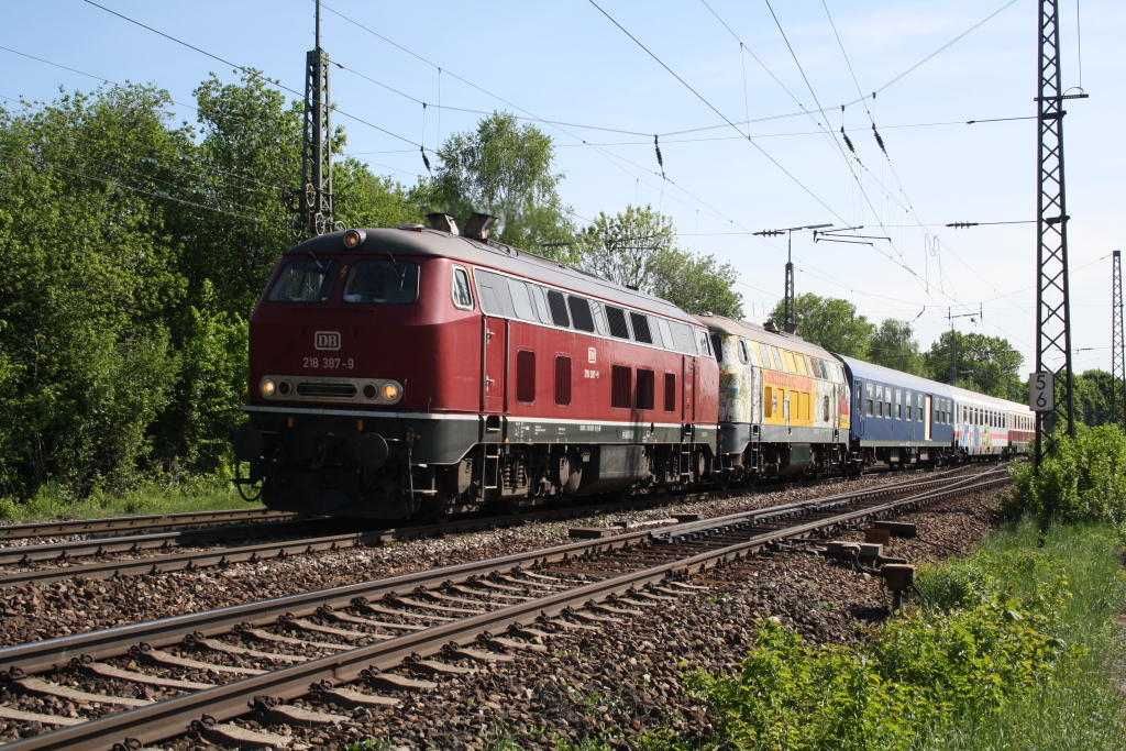 Die 218 387-9 & 218 212 als 72095 nach Aschaffenburg, am 11.05.2012 in Mnchen Riem.