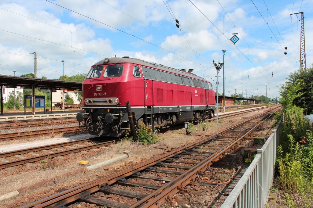 Die 218 387-9 in der alten Bundesbahnlackierung in Gnitz, hatte das Glck sie noch kurz vor der Abfahrt abzulichten, aber leider ist der Holzpfosten im Weg. 25.06.2012