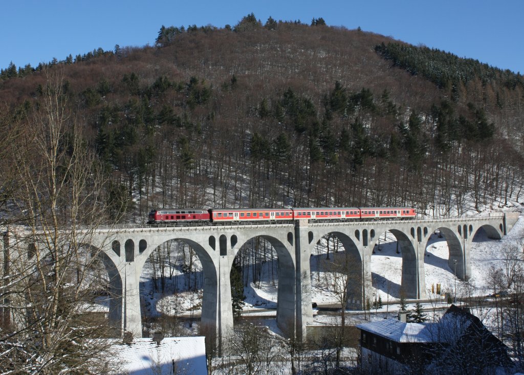 Die 218 387-9 bei der berfahrt des Viadukts in Willingen am 30.01.2011.