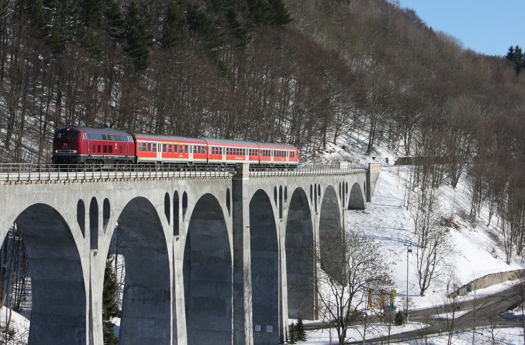 Die 218 387-9 bei der berfahrt des Viadukts in Willingen am 30.01.2011.