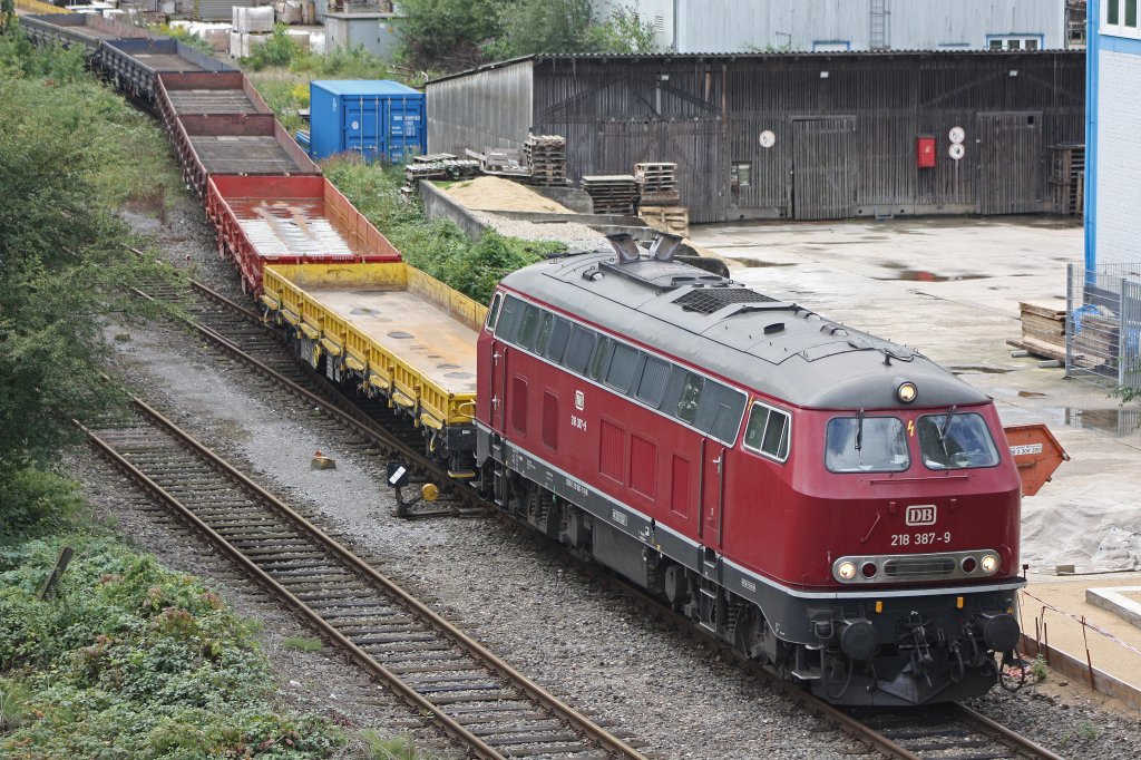 Die 218 387 rangiert am 9.8.11 im DBG Gelnde in Duisburg-Entenfang.