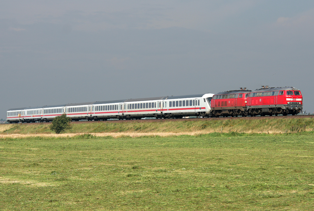 Die 218 397-8 zieht in DT einen IC von Westerland auf Sylt zum Umspannen Richtung Niebll am 21.08.2011