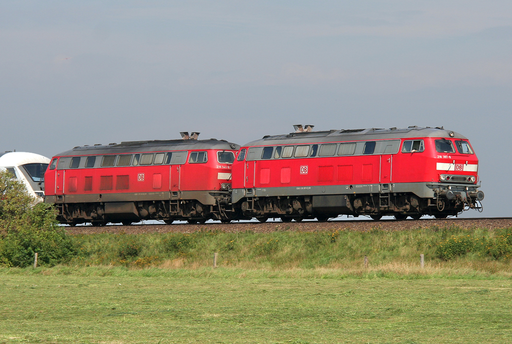 Die 218 397-8 zieht in DT einen IC von Westerland auf Sylt zum Umspannen Richtung Nieb�ll am 21.08.2011