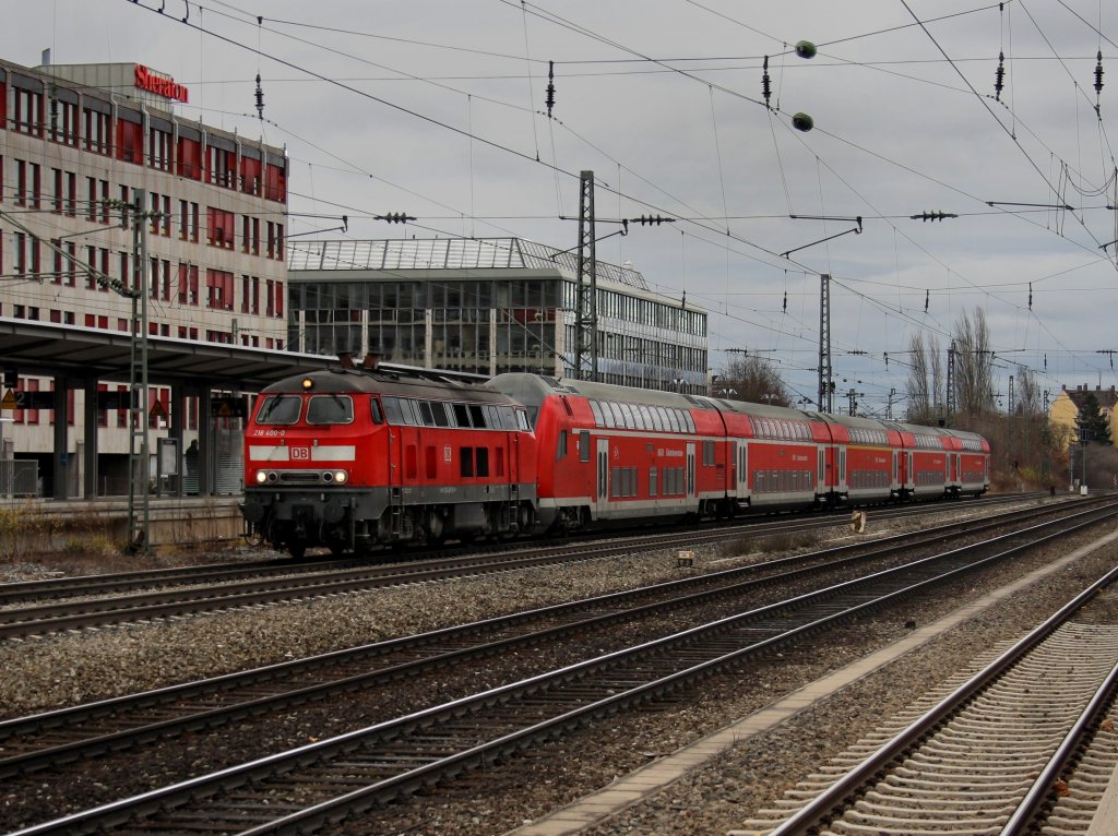 Die 218 400 mit einer RB nach Mnchen am 04.12.2011 bei der Durchfahrt am Heimeranplatz (Mnchen). 