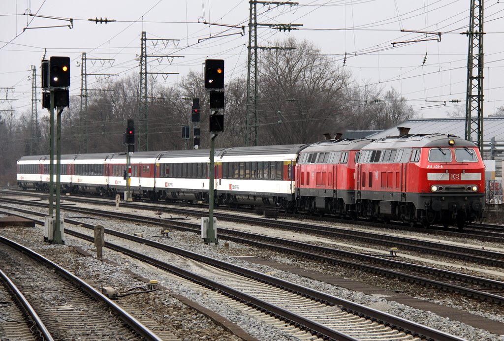 Die 218 401-8 + 218 404-2 mit dem EC von Zrich nach Mnchen durch Pasing am 06.04.2013