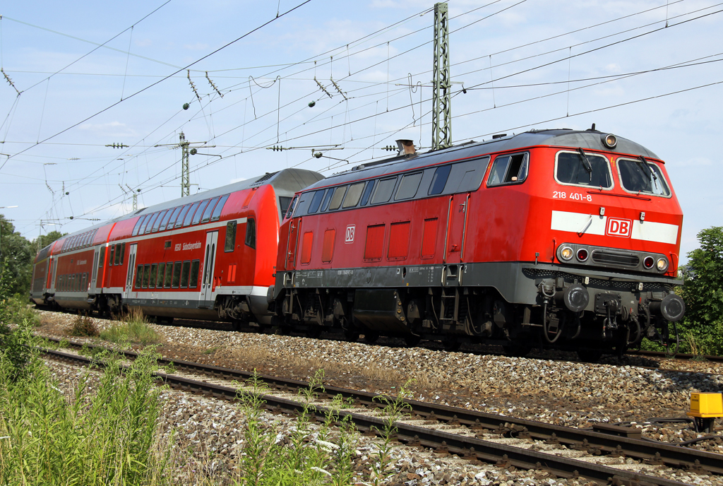 Die 218 401-8 zieht eine RB von Mhldorf durch Mnchen Riem am 19.07.2012