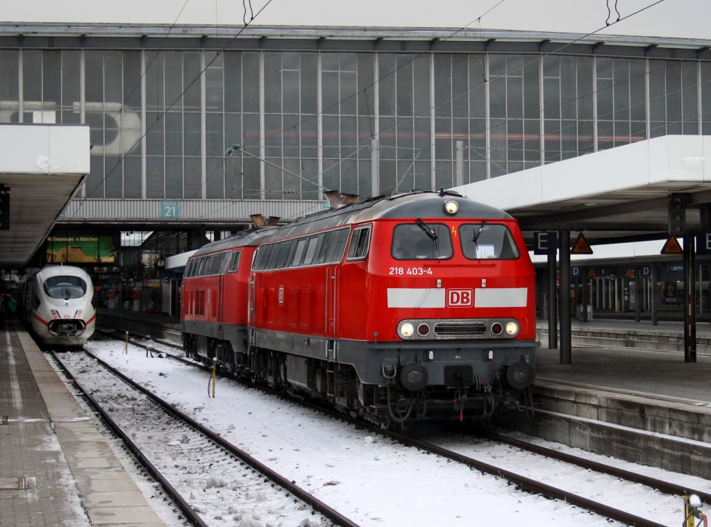 Die 218 403 und die 218 437 am 28.12.2010 bei einer Rangierfahrt im Mnchener Hbf.