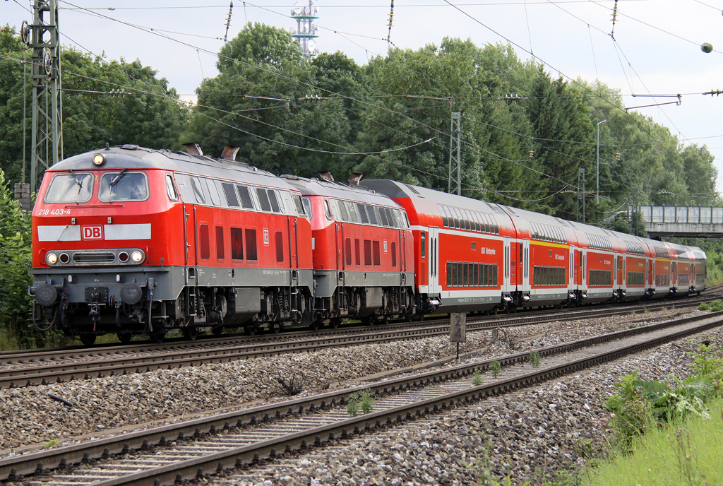 Die 218 403-4 und 218 433-1 ziehen eine RB durch Mnchen Riem nach Mhldorf am 19.07.2012