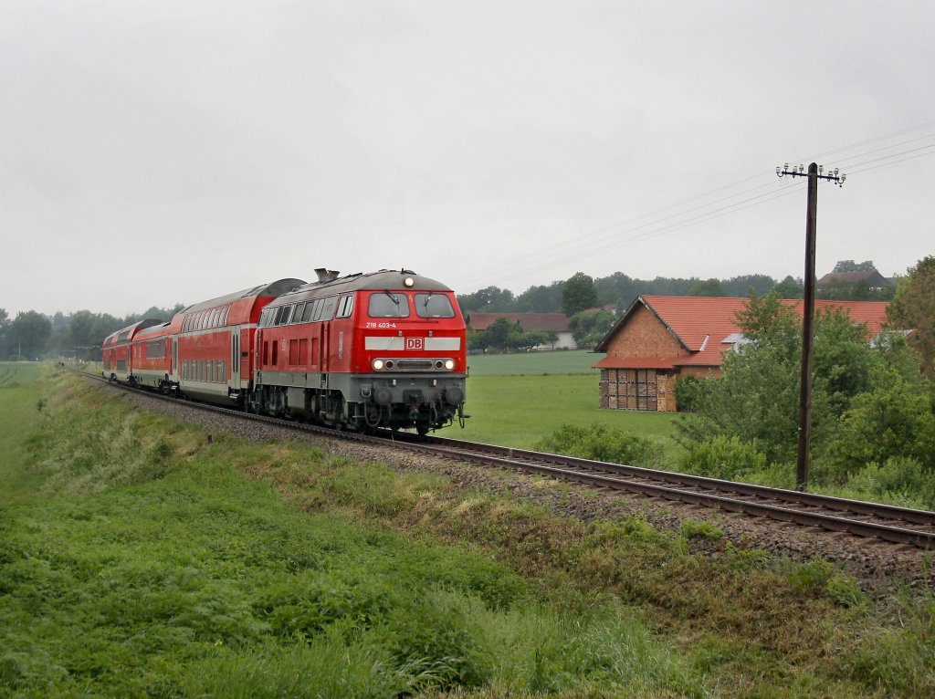 Die 218 403 mit einem Leerreisezug nach Pfarrkirchen am 28.05.2011 unterwegs bei Hebertsfelden. 