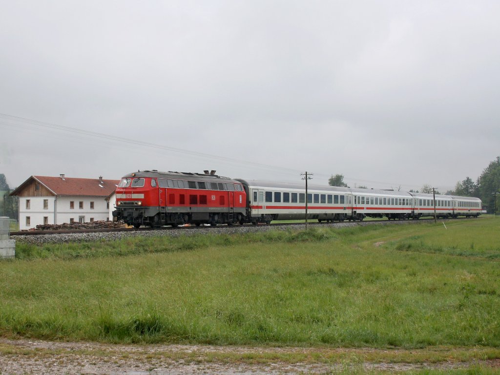 Die 218 404 am 28.05.2011 mit dem IC Rottalerland unterwegs bei Massing. 