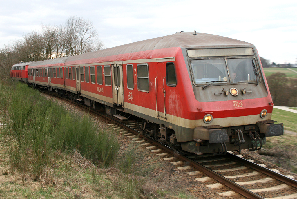 Die 218 412-5 erreicht Ehr mit der RB Hunsrckbahn von Emmelshausen nach Boppard Hbf am 30.03.2011
