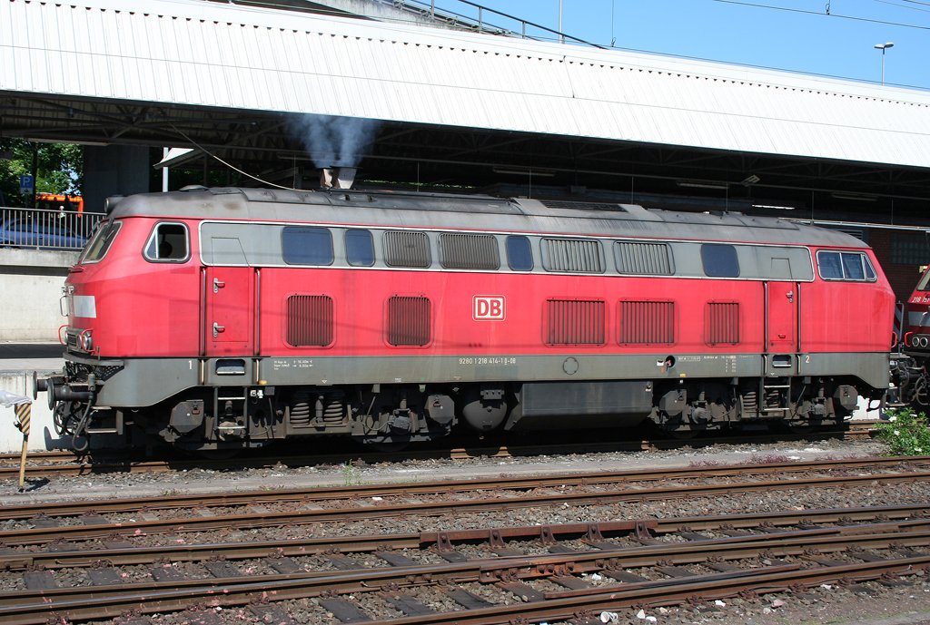 Die 218 414-1 l�sst am 05.06.2010 rauchend ihren Diesel in Koblenz HBF an