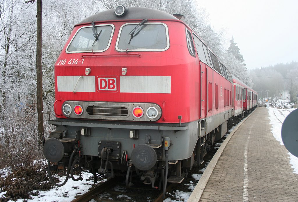 Die 218 414-1 steht mit ihrer zweiteiligen RB bereit zur Abfahrt in Emmelshausen am 23.01.2010
