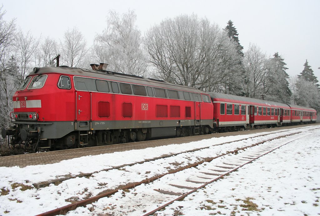Die 218 414-1 steht mit ihrer RB  Hunsrckbahn  abfahrbreit im Bahnhof Emmelshausen am 23.01.2010