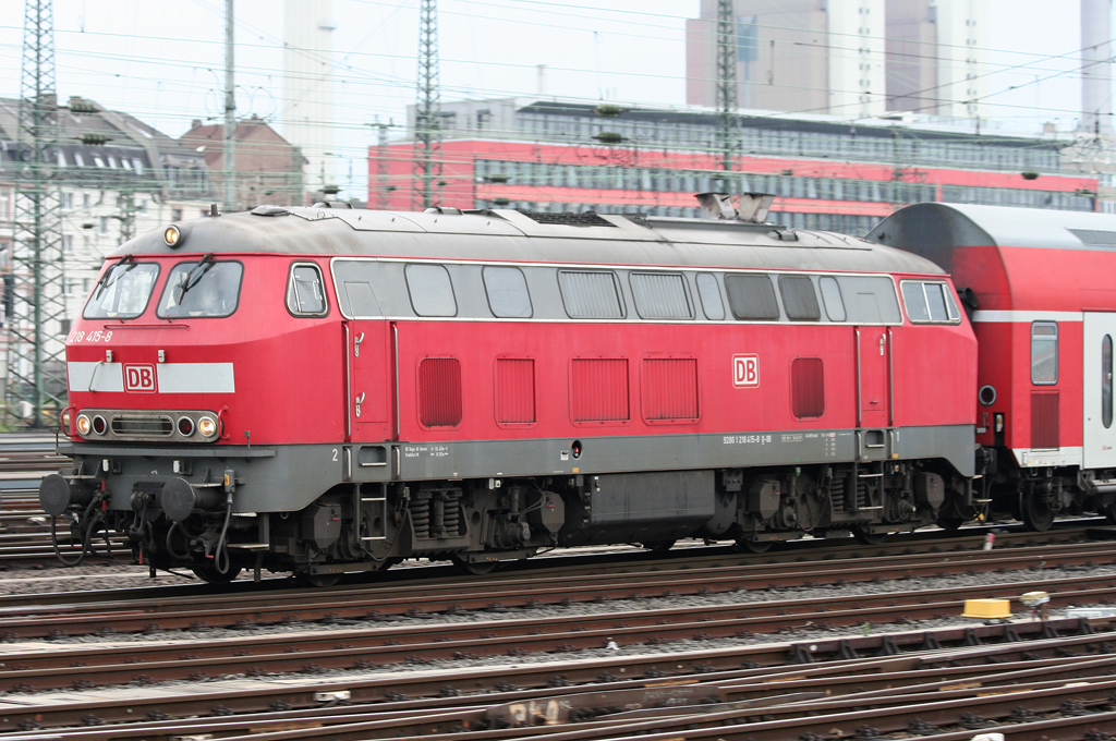 Die 218 415-8 zieht einen RE aus Glauburg Stockheim nach Frankfurt a.M. HBF am 17.08.2010