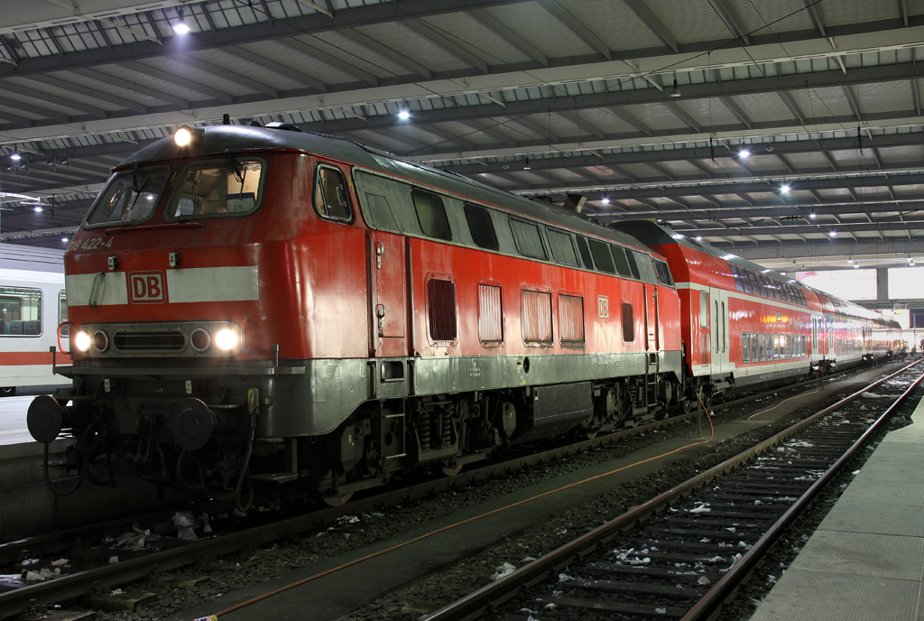 Die 218 422-4 mit dem RE nach Mhldorf in Mnchen HBF am 26.01.2013
