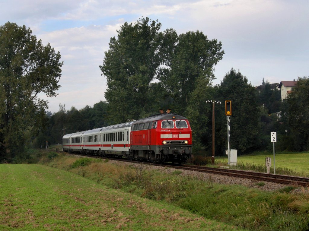 Die 218 422 mit dem IC Rottalerland am 17.09.2011 unterwegs bei Hebertsfelden. 