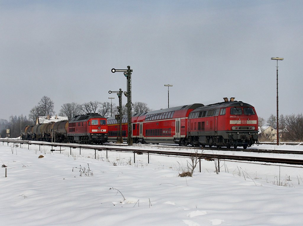 Die 218 422 mit der RB nach Landshut am 17.02.2010 bei der Einfahrt in Tling wehrend die 233 594 mit ihrem Kesselwagenzug auf die Ausfahrt wartet. 