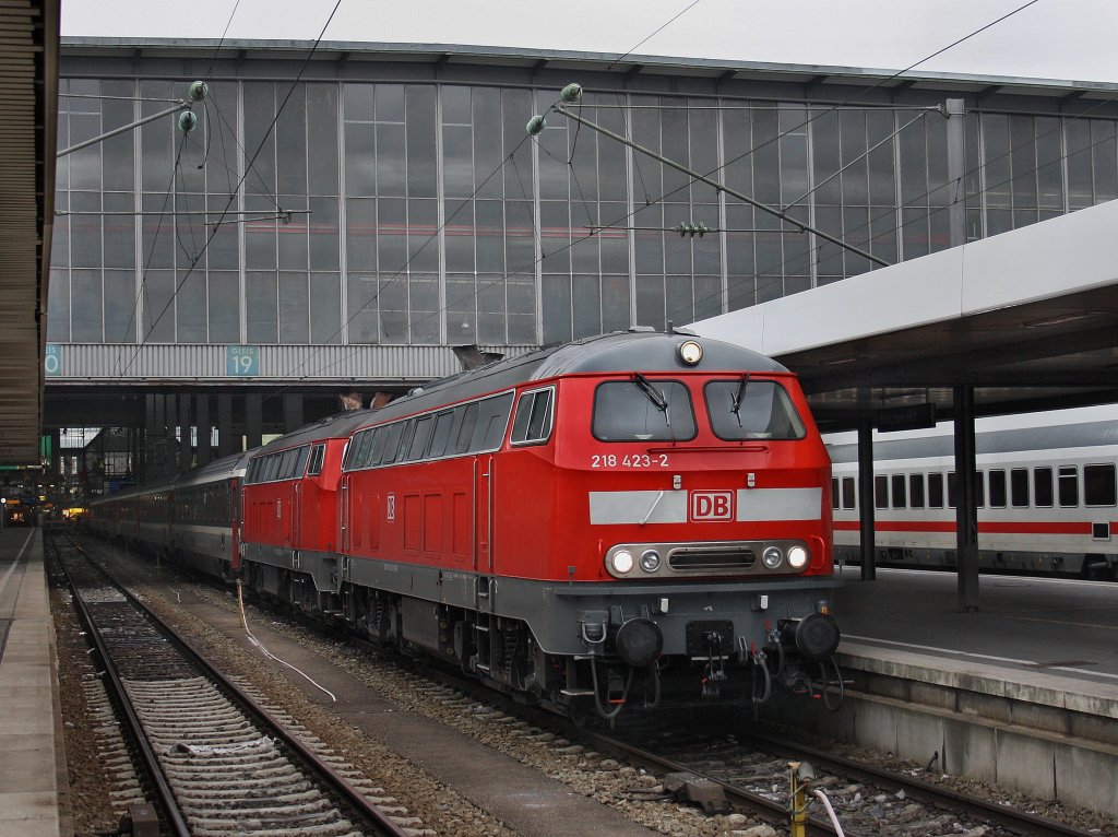 Die 218 423 und die 218 426 am 07.01.2009 mit einem EC nach Zrich im Mnchner Hbf.