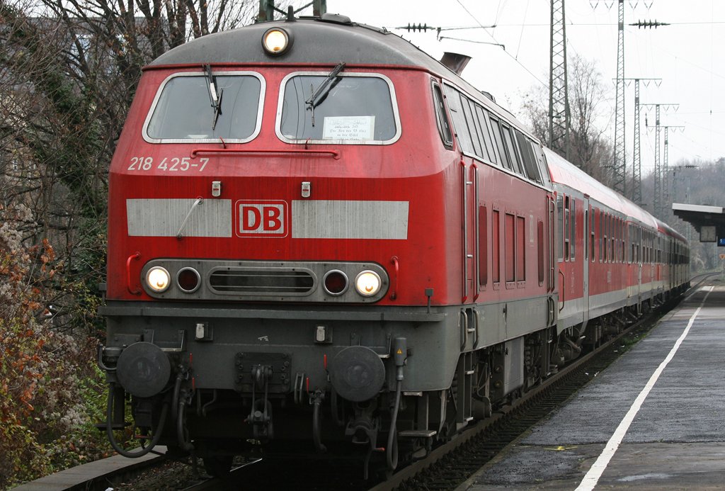 Die 218 425-7 mit dem Abschiedsschild verw�hnte mein Geh�r zum letzten Mal planm��ig auf dem RE12  Eifel Mosel Express  von K�ln Messe/Deutz nach Trier, ich werde sie vermissen, aufgenommen am 12.12.2009 in K�ln West, Auf Wiedersehen BR 218!! 