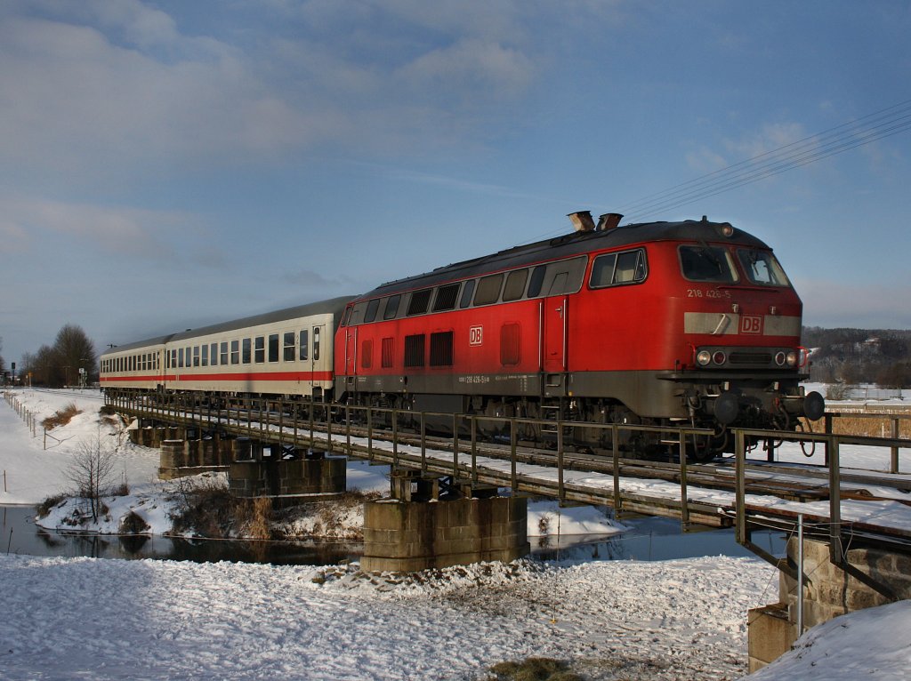 Die 218 426 mit dem IC Rottalerland mit nur zwei Bimz am 30.01.2010 unterwegs bei Anzenkirchen. 
