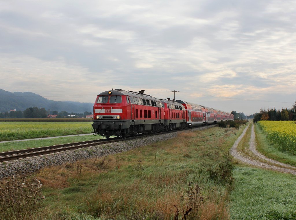 Die 218 428 und die 218 401 mit einem Wiesensonderzug nach Mnchen am 29.09.2012 unterwegs bei Julbach.