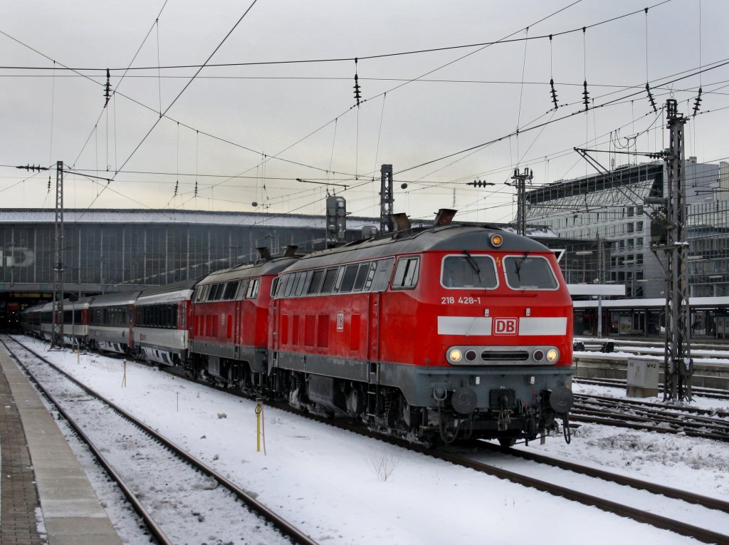 Die 218 428 und der 218 419 mit einem EC nach Zrich am 28.12.2010 bei der Ausfahrt aus dem Mnchner Hbf.  