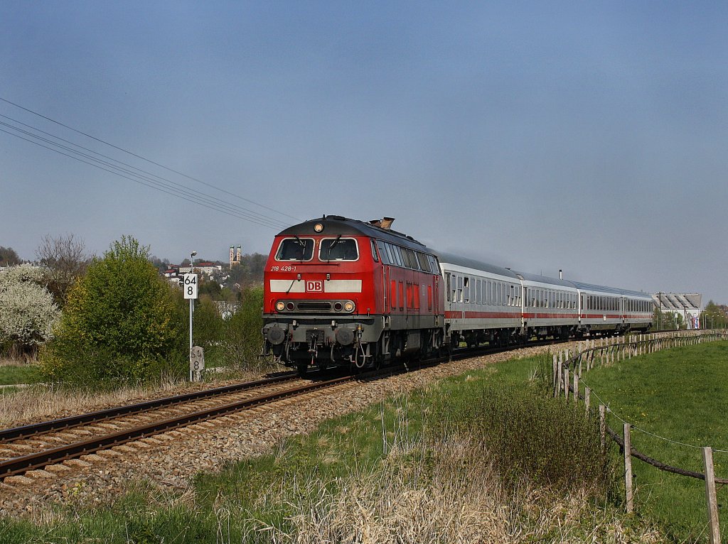 Die 218 428 am 24.04.2010 mit dem IC Rottalerland unterwegs bei Pfarrkirchen. 