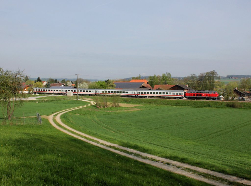 Die 218 428 mit dem IC Rottalerland am 27.04.2013 unterwegs bei Schwaibach.