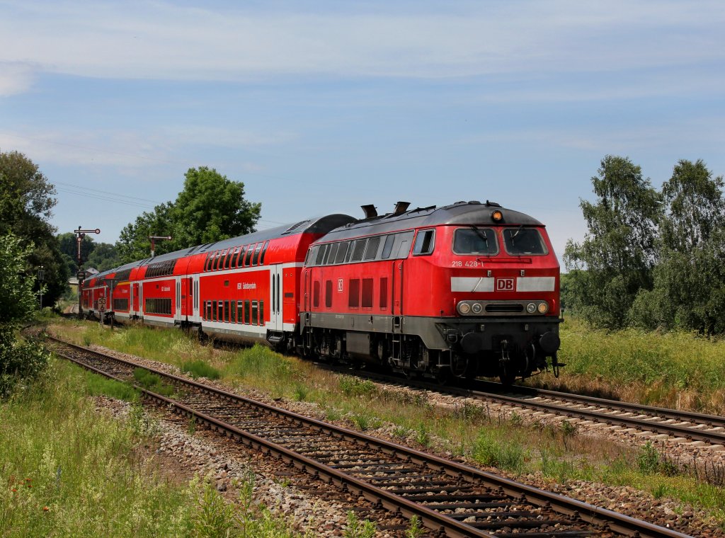 Die 218 428 mit einer RB nach Mhldorf am 15.06.2013 bei der Einfahrt in Schwindegg.