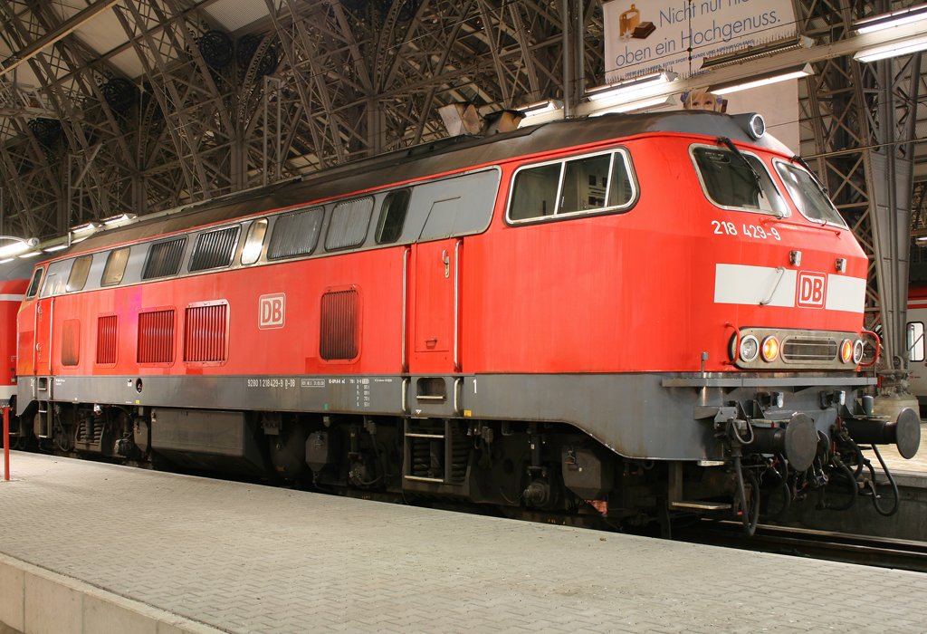 Die 218 429-9 steht am frhen Morgen nicht zu berhren mit einem RE Verstrker in Frankfurt HBF, aufgenommen am 22.10.2009