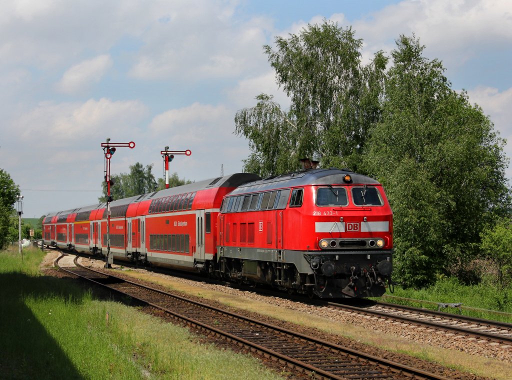 Die 218 433 mit einer RB nach Mhldorf am 18.05.2013 bei der Durchfahrt in Weidenbach.