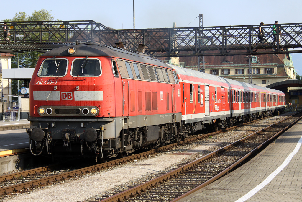 Die 218 438-0 verlsst Lindau mit dem Radl IRE nach Ulm am 13.07.2013