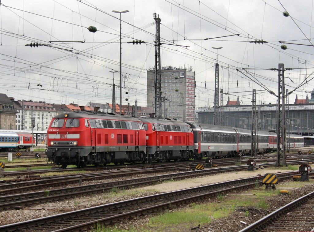 Die 218 440 und eine Weitere mit einem EC nach Zrich am 16.05.2009 bei der Ausfahrt aus dem Mnchner Hbf.