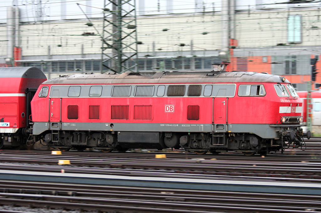Die 218 442-2 fhrt mit einem RE aus Glauburg Stockheim in Frankfurt HBF ein am 17.08.2010