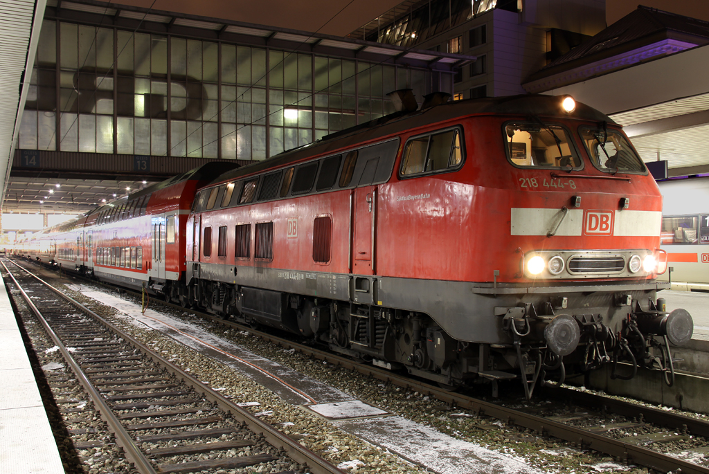 Die 218 444-8 mit der RB nach Mhldorf in Mnchen HBF am 14.12.2012