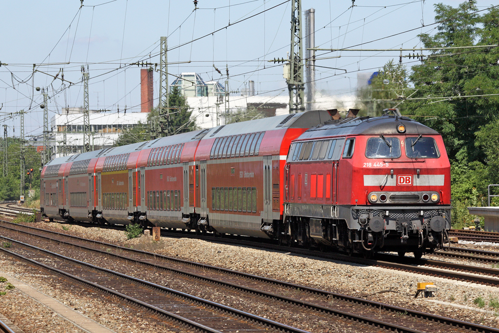 Die 218 445-5 in Mnchen Heimeranplatz auf dem weg nach Mhldorf am 31,07,10