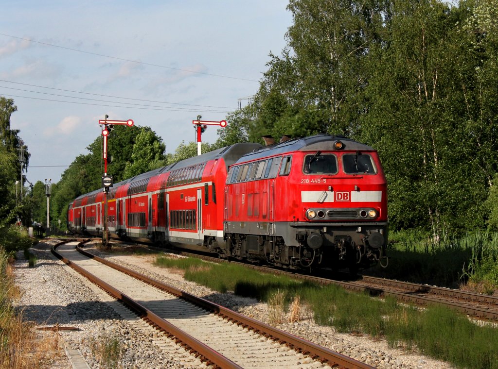 Die 218 445 mit einer RB nach Mnchen am 15.06.2013 bei der Einfahrt in Hrlkofen.