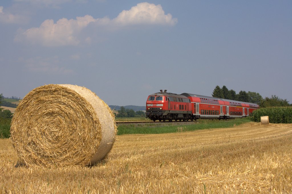 Die 218 446-3 am 26.07.2012 mit einem RE von Glauburg Stockheim nach Frankfurt (Main) Hbf in Glauburg Glauberg.