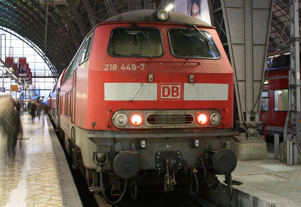 Die 218 449-7 steht mit Dostos und anlaufender Zugheizung lautstark zu h�ren in Farnkfurt HBF am 21.10.2009