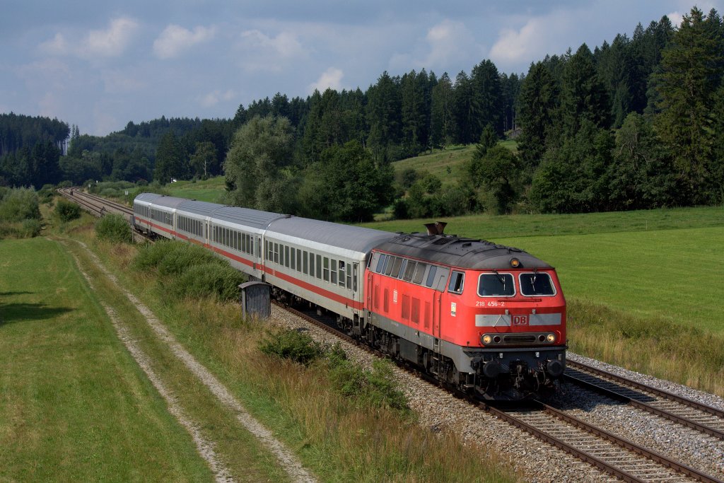 Die 218 456-2 am 10.08.2012 mit ihrem IC in Ruderatshofen.