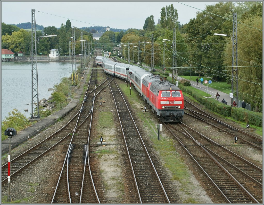 Die 218 456-2 und ein Schwesterlok bringen den IC 119 Mnster - Innsbruck ber den Seedamm zu Hauptbahnhof Lindau. 
20.Septeber 2011