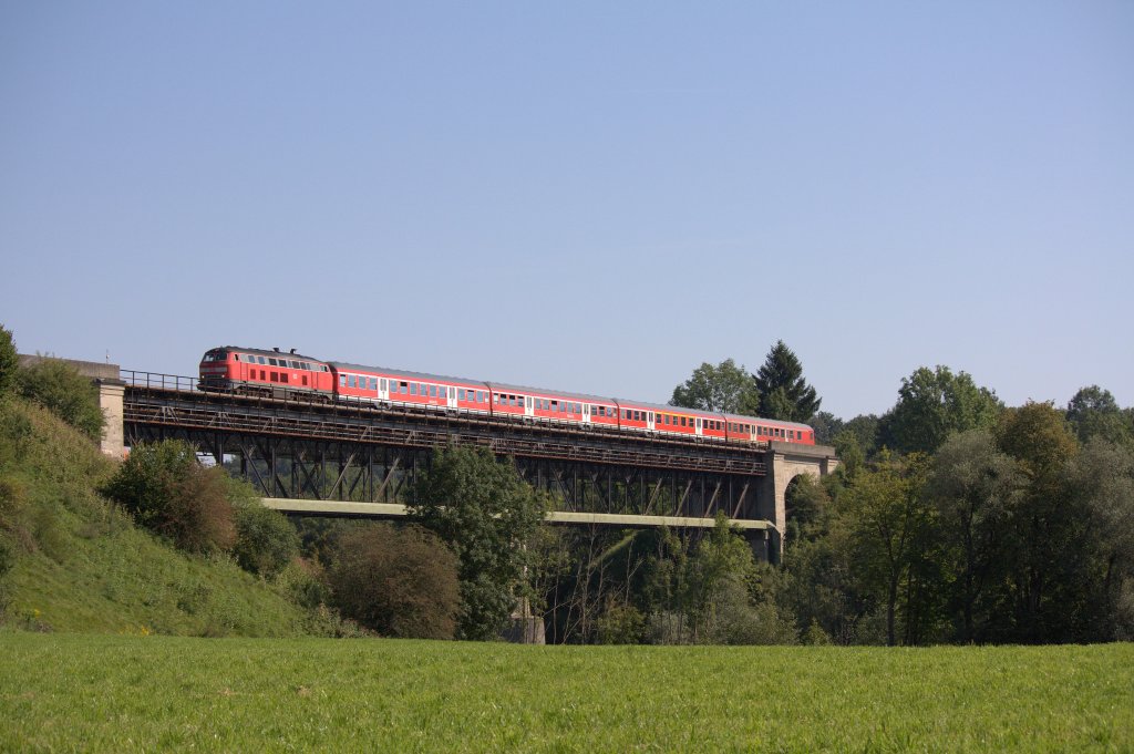 Die 218 462-0 fuhr am 25.08.2011 ber das Viadukt bei Kaufering.