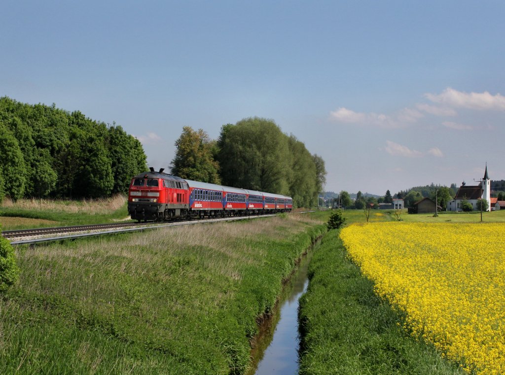 Die 218 463 mit dem Pilgerzug von Alttting nach Marktredwitz am 18.05.2013 unterwegs bei Tegernbach.